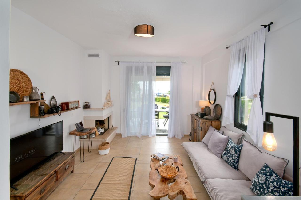 Seathon Seafront Beach Villa In Kalamitsi Экстерьер фото